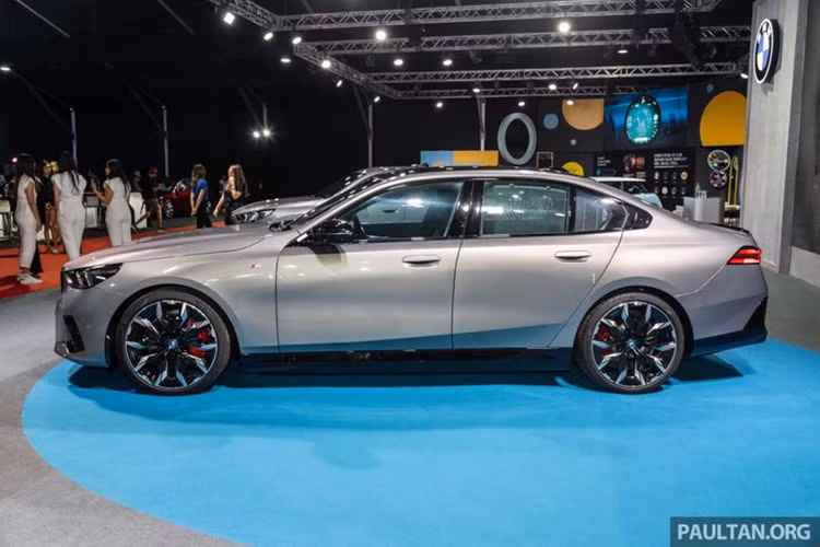 Khi kích hoạt tính năng M Sport Boost hoặc M Launch Control, mô-men xoắn cực đại tăng lên 820 Nm, giúp xe tăng tốc từ 0-100 km/h chỉ trong 3,8 giây và đạt tốc độ tối đa là 230 km/giờ.