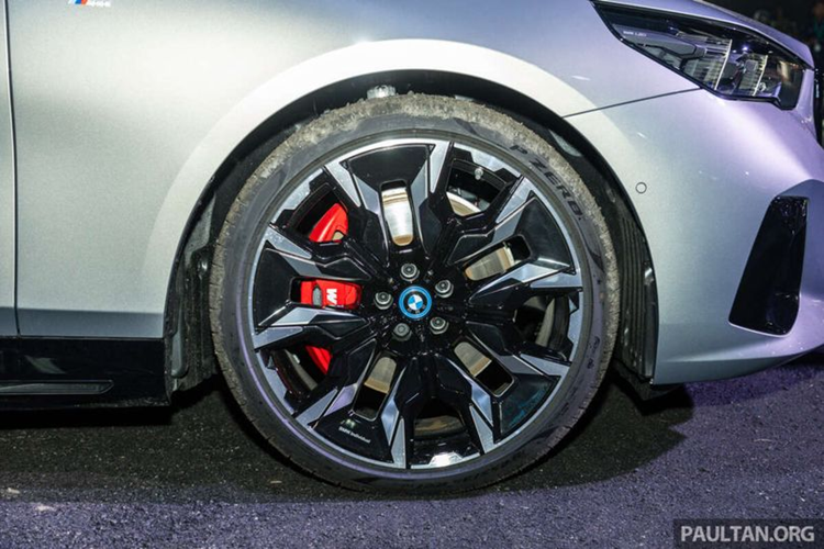 Khi cắm sạc bằng nguồn điện dân dụng thông thường, xe sẽ sạc đầy trong 4 giờ 15 phút. So với phiên bản tiêu chuẩn, i5 M60 xDrive có hệ thống khung gầm được nâng cấp với hệ thống treo thích ứng M, bộ giảm chấn thể thao