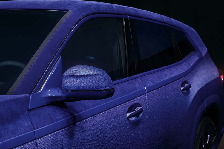 Ý tưởng này bọc nhung BMW XM từng gây “xôn xao” cộng đồng mê xe vì chiếc xe này sở hữu phần thân xe có thể thay đổi hình dạng với chất liệu vải có thể co giãn để che đi những khoảng trống của bảng điều khiển. Thương hiệu xe sang của Đức đã phần nào hình thành thói quen tạo ra những mẫu xe nghệ thuật cùng nhiều trang bị khác biệt.