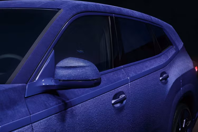 Ý tưởng này bọc nhung BMW XM từng gây “xôn xao” cộng đồng mê xe vì chiếc xe này sở hữu phần thân xe có thể thay đổi hình dạng với chất liệu vải có thể co giãn để che đi những khoảng trống của bảng điều khiển. Thương hiệu xe sang của Đức đã phần nào hình thành thói quen tạo ra những mẫu xe nghệ thuật cùng nhiều trang bị khác biệt.