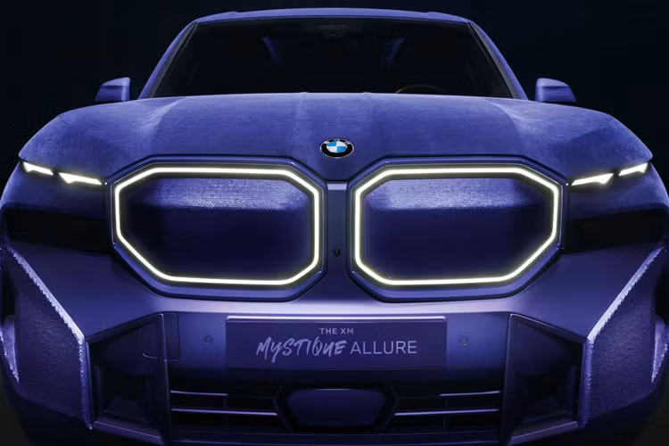 Vào năm 2019, hãng đã trình làng mẫu X6 có lớp phủ Vantablack VBx2 có thể hấp thụ hơn 99% ánh sáng. Cuối năm 2022, iX Flow có công nghệ E Ink với hàng triệu hạt siêu nhỏ dày như tóc có thể hiển thị các sắc thái màu xám.