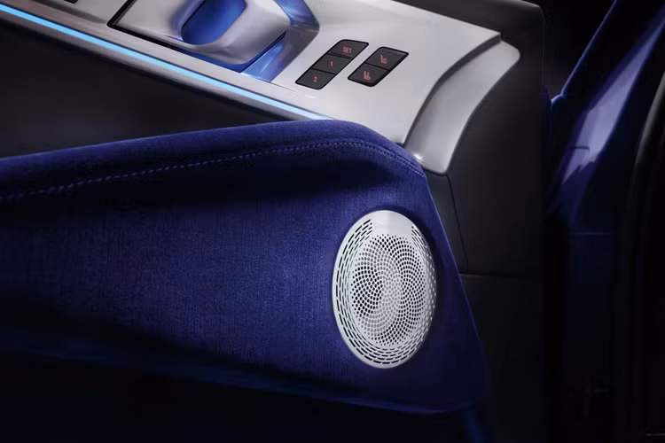 Góp phần tạo nên sức mạnh này gồm động cơ xăng V8 4.4L tăng áp kép có công suất 489 mã lực, được kết hợp với mô-tơ điện eDrive công suất 197 mã lực tích hợp bên trong hộp số M Steptronic 8 cấp, truyền lực kéo đến cả 4 bánh xe.