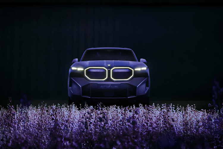 Mang tên BMW XM Mystique Allure đặc biệt, chiếc XM độc nhất vô nhị sẽ ra mắt công chúng vào tuần này tại Liên hoan phim Cannes. Điểm độc đáo nhất của chiếc xe này chính là ngoại thất được bọc bằng nhung thật. Chất liệu vải mềm mại cũng được sử dụng rộng rãi ở bên trong khoang nội thất của chiếc SUV.