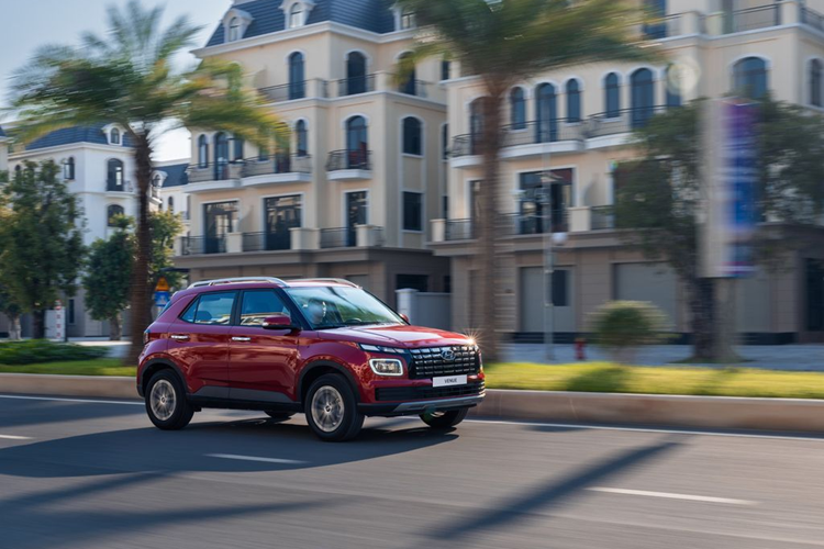 Hyundai Venue giảm giá ngoài tiền mặt, khách hàng còn được nhận thêm hàng loạt phụ kiện chính hãng như: thảm chân, vô lăng bọc da, nước hoa ô tô và voucher bảo dưỡng trị giá 5 triệu đồng, gói bảo hành 5 năm và dán tem VETC thu phí không dừng (tùy đại lý).