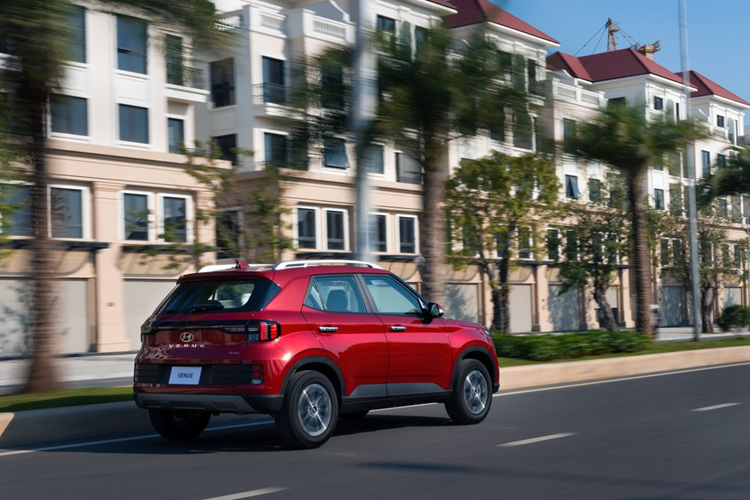 Cụm đèn chiếu sáng dạng Projector LED tách cụm đặt thấp, đi cùng đèn định vị ban ngày LED thiết kế bao quanh. Phía đuôi xe có dải đèn hậu được nối liền đang là xu hướng. Xe được trang bị bộ lazang 16 inch trên cả 2 phiên bản với thông số lốp 215/60R16.