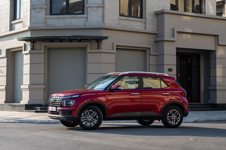 Về trang bị an toàn, Hyundai Venue tại Việt Nam có đầy đủ 6 túi khí, hệ thống cân bằng điện tử, hỗ trợ khởi hành ngang dốc, camera lùi, cảm biến lùi, kiểm soát thân xe, kiểm soát hành trình, giới hạn tốc độ, cảm biến áp suất lốp và đèn chiếu sáng tự động.