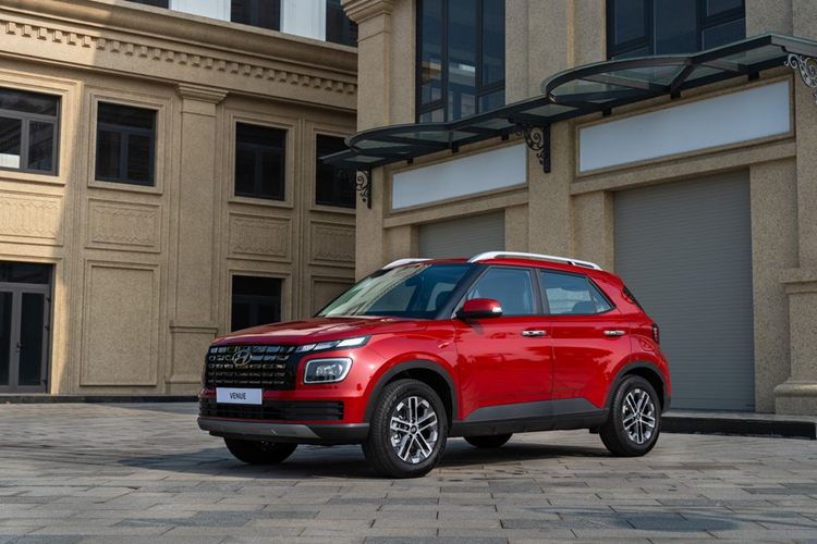 Ra mắt Việt Nam từ 16/12/2023, Hyundai Venue được định vị ở phân khúc CUV cỡ A. Xe có kích thước nhỏ gọn với chiều Dài x Rộng x Cao lần lượt 3.995 x 1.770 x 1.645 (mm). Khoảng sáng gầm xe đạt 195mm cùng chiều dài cơ sở 2.500 mm. Đầu xe gây ấn tượng với lưới tản nhiệt cỡ lớn tạo hình thác nước kết hợp với đèn xi nhan hai bên.