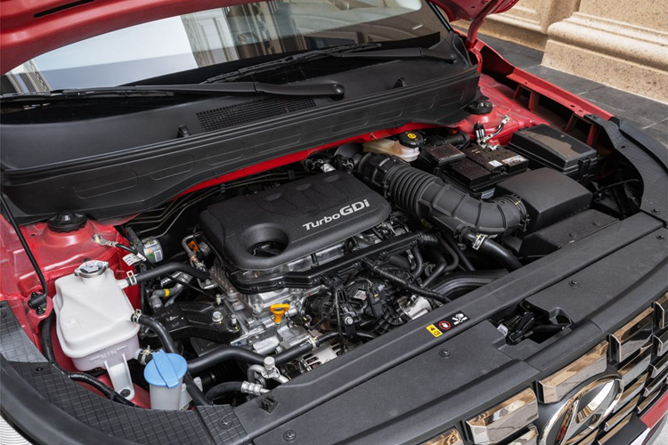 Xe có các trang bị đáng chú ý như: vô lăng tích hợp phím chức năng, cổng sạc USB Type-C, màn hình giải trí cảm ứng 8 inch, hỗ trợ Android Auto/Apple Carplay, Bluetooth; hệ thống âm thanh 6 loa, khởi động nút bấm, chìa khóa thông minh, điều hòa tự động với cửa gió dành cho hàng ghế sau và bản đồ dẫn đường được Hyundai Thành Công phát triển riêng dành cho thị trường Việt Nam.