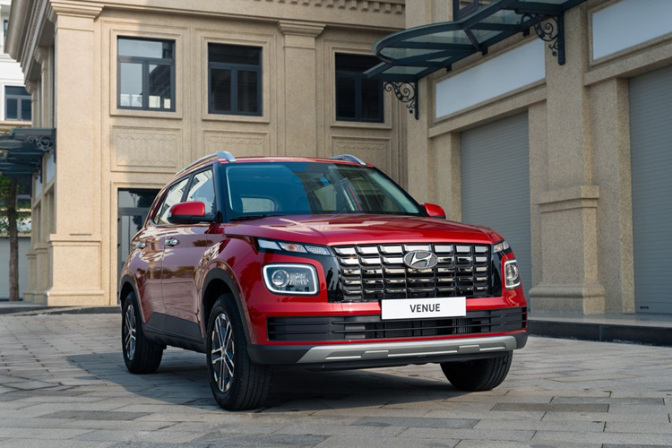 Cung cấp sức mạnh cho Hyundai Venue là động cơ xăng 3 xi-lanh thẳng hàng, tăng áp, dung tích 1.0L, cho công suất tối đa 120 mã lực và mô-men xoắn cực đại 172 Nm. Động cơ kết hợp với hộp số tự động ly hợp kép 7 cấp và hệ dẫn động cầu trước.