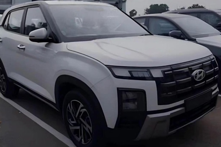 Xe được trang bị cụm màn hình kép tích hợp cả đồng hồ lái và màn hình giải trí trung tâm có cùng kích thước 10,25 inch. Ghế ngồi cũng có thiết kế mới, ghế trước có tính năng làm mát, ghế lái chỉnh điện 8 hướng. Các trang bị đáng chú ý khác bao gồm hệ thống điều hòa tự động 2 vùng, cửa sổ trời toàn cảnh và hệ thống âm thanh 8 loa Bose cao cấp.