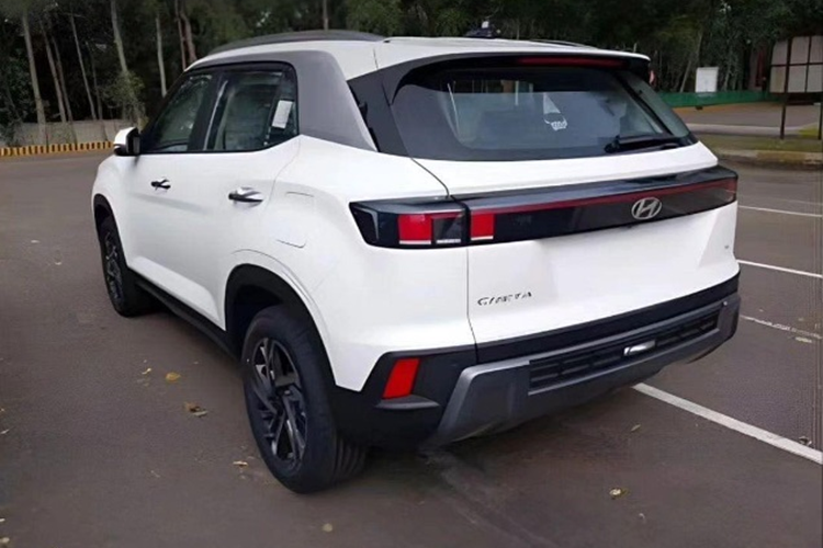 Phần đầu xe SUV Hyundai Creta 2024 nổi bật với lưới tản nhiệt được thiết kế mới, đi kèm hệ thống đèn chiếu sáng hai tầng. Nằm phía trên là dải đèn LED định vị ban ngày hình chữ "L" nằm vắt ngang đầu xe, ở phía dưới là cụm đèn pha với 2 bóng LED đặt dọc.