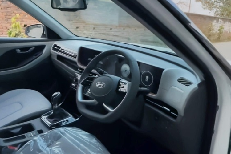 Cụm đèn hậu có chung phong cách thiết kế với đèn chiếu sáng ban ngày phía trước, cũng dùng bóng LED. Cả cản trước và sau đều được thiết kế lại, đi cùng bộ vành hợp kim mới. Về nội thất, khoang cabin của Hyundai Creta facelift còn được “lột xác” rõ ràng hơn so với giao diện bên ngoài.