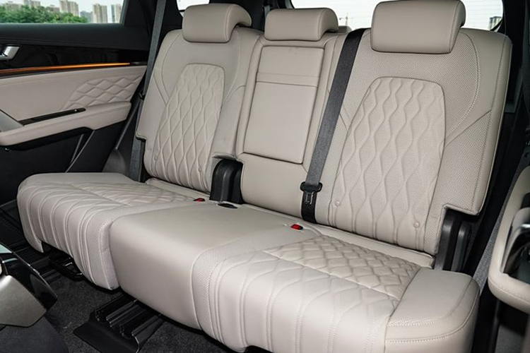 Về kích thước, xe có thông số chiều dài x rộng x cao tương ứng là 4.870 x 1.950 x 1.725 (mm) và trục cơ sở dài 2.820 mm. Ở đầu xe, các chi tiết crôm đã được chuyển sang màu đen, khách hàng cũng có thể tùy chọn màu đen cho các chi tiết crôm bên hông để đồng bộ hơn.