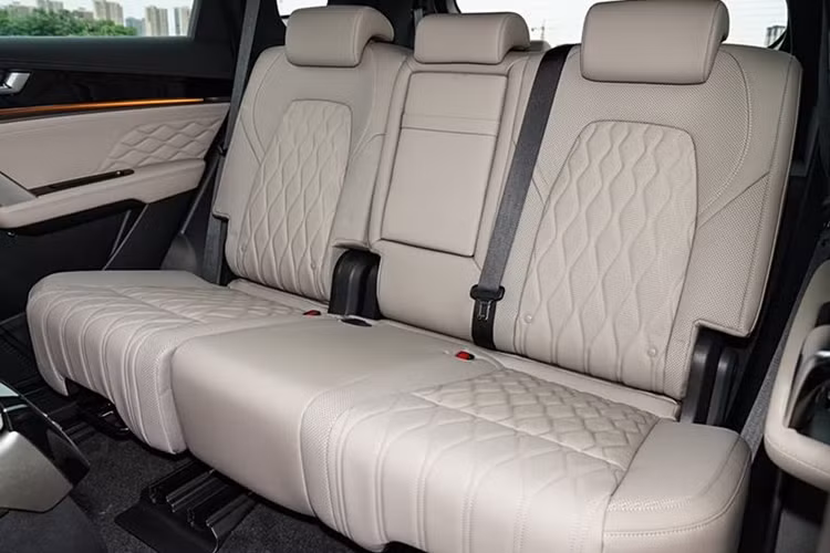 Về kích thước, xe có thông số chiều dài x rộng x cao tương ứng là 4.870 x 1.950 x 1.725 (mm) và trục cơ sở dài 2.820 mm. Ở đầu xe, các chi tiết crôm đã được chuyển sang màu đen, khách hàng cũng có thể tùy chọn màu đen cho các chi tiết crôm bên hông để đồng bộ hơn.