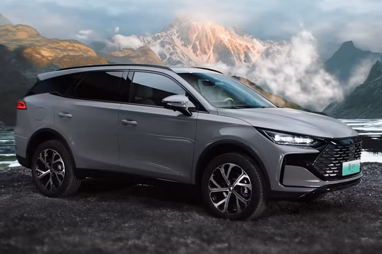 BYD mới đây đã công bố ra mắt mẫu CUV Tang DM-i 2025 sử dụng hệ truyền động DM 5.0 PHEV. Đây là phiên bản nâng cấp từ mẫu xe hiện tại, trong khi BYD Tang thế hệ mới cũng sẽ sớm được ra mắt trong thời gian tới.