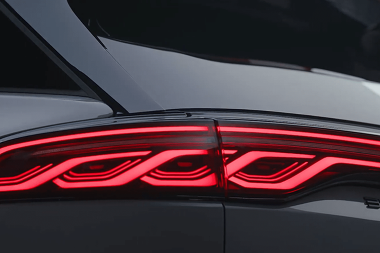 Bên trong cabin, BYD Tang DM-i 2025 được trang bị màn hình cảm ứng trung tâm 15,6 inch, bảng đồng hồ kỹ thuật số 12,3 inch cùng hệ thống buồng lái thông minh DiLink 100.