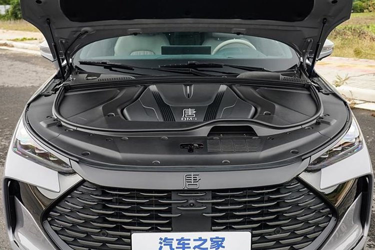 Đuôi xe có đèn hậu mới trải dài toàn bộ chiều rộng, lấy cảm hứng từ họa tiết thắt nút trong văn hóa truyền thống Trung Quốc, trong khi dòng chữ trên cốp sau cũng chuyển từ mạ crôm sang sơn đen. Ngoài ra, xe còn có tùy chọn màu ngoại thất mới là xám Weiyang.