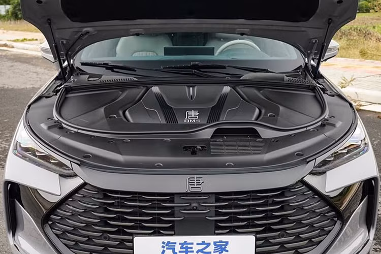 Đuôi xe có đèn hậu mới trải dài toàn bộ chiều rộng, lấy cảm hứng từ họa tiết thắt nút trong văn hóa truyền thống Trung Quốc, trong khi dòng chữ trên cốp sau cũng chuyển từ mạ crôm sang sơn đen. Ngoài ra, xe còn có tùy chọn màu ngoại thất mới là xám Weiyang.