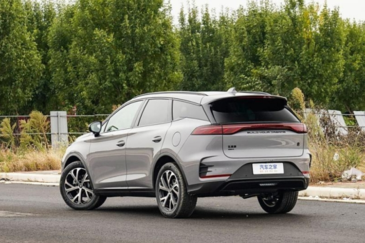 Xe có các tùy chọn phiên bản 6 hoặc 7 chỗ ngồi. BYD Tang 2025 còn được trang bị khung gầm nhẹ, hệ thống giảm xóc thay đổi linh hoạt FSD và hệ thống treo BYD Disus C. Trục sau sử dụng hệ thống treo độc lập năm liên kết, giúp tăng độ ổn định và an toàn khi di chuyển trên nhiều loại địa hình.