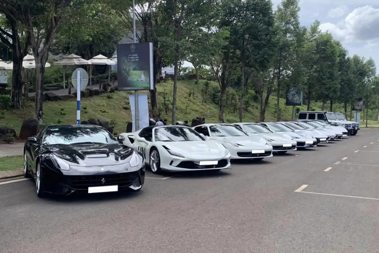 Cung cấp sức mạnh cho chiếc Ferrari 488 Pista Coupe là động cơ V8, dung tích 3.9 lít tăng áp kép, sản sinh công suất 720 mã lực tại 8.000 vòng/phút và mô-men xoắn 770 Nm tại 3.000 vòng/phút. Với sức mạnh và công nghệ hỗ trợ, 488 Pista có thể tăng tốc từ 0-100 km/h trong 2,85 giây, vận tốc tối đa đạt 340 km/h.