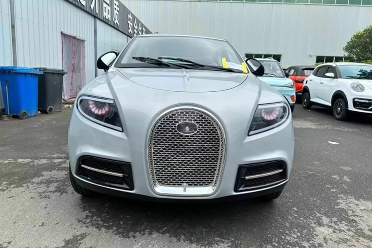 Phần đầu của Mecides MBJD nhái từ Bugatti 16C Galibier Concept 2009, nổi bật với lưới tản nhiệt hình móng ngựa mạ crôm cỡ lớn được bao quanh bởi các đèn LED tinh xảo. Tuy nhiên, Mecides MBJD lại có chiều cao 1.650 mm, tức tương đương mẫu crossover Kia Seltos, trong khi đó siêu xe Bugatti chỉ cao 1.524 mm.