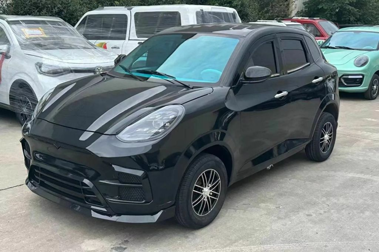 Bên cạnh thương hiệu Bugatti, Mecides còn đạo nhái các mẫu xe của Porsche, từ Cayman, Macan đến một chiếc SUV kiểu 911. Để có điều gì đó khác biệt hơn, bạn có thể chọn những chiếc xe giống Aston Martin DBX hoặc Maserati Grecale. Điều kỳ lạ là Mecides đã gắn một logo theo phong cách Porsche trên phần đầu của Grecale.