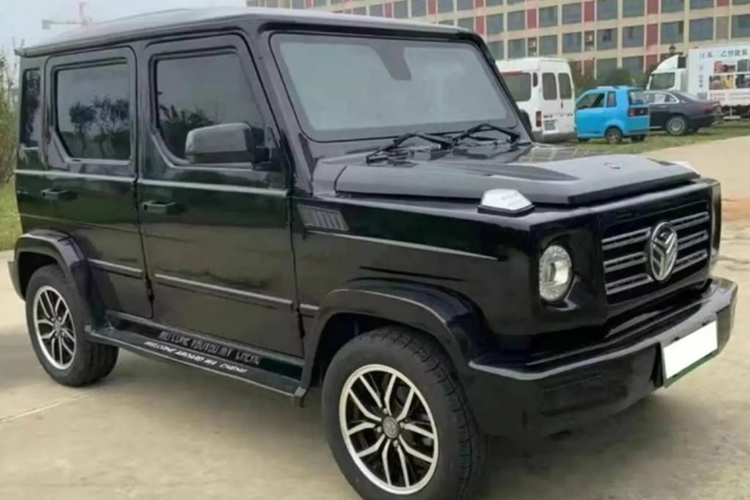 Chuyển sang dòng xe địa hình và bán tải, nhóm này nổi bật có phiên bản đạo nhái của mẫu Ford Bronco hay Mercedes G-Class. Về dòng bán tải, cả Ram 1500 và Toyota Tundra đều nhận được các bản sao đến từ Trung Quốc.