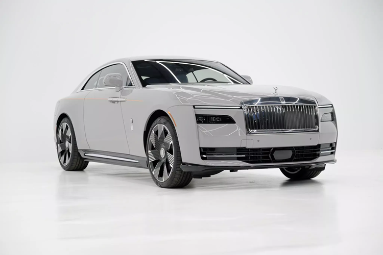 Tuy nhiên, bất chấp cảnh báo nghiêm khắc này, vị chủ nhân sở hữu xe siêu sang điện Rolls-Royce Spectre vừa được giao xe đã xuất hiện trên trang bán đấu giá trên Bring a Trailer tại đại lý ở Miami Shores, Florida.