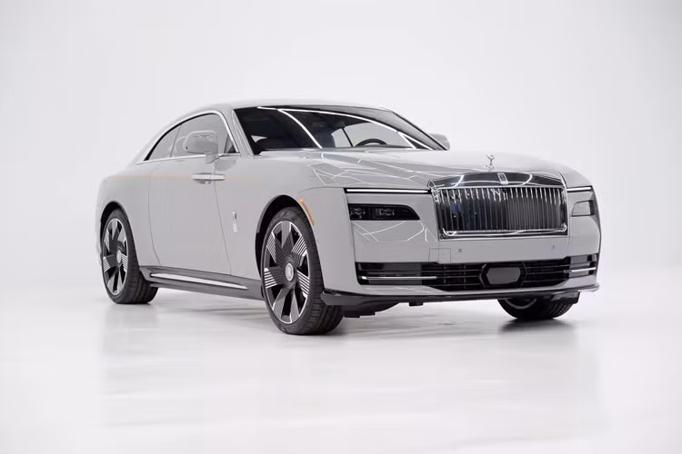 Tuy nhiên, bất chấp cảnh báo nghiêm khắc này, vị chủ nhân sở hữu xe siêu sang điện Rolls-Royce Spectre vừa được giao xe đã xuất hiện trên trang bán đấu giá trên Bring a Trailer tại đại lý ở Miami Shores, Florida.