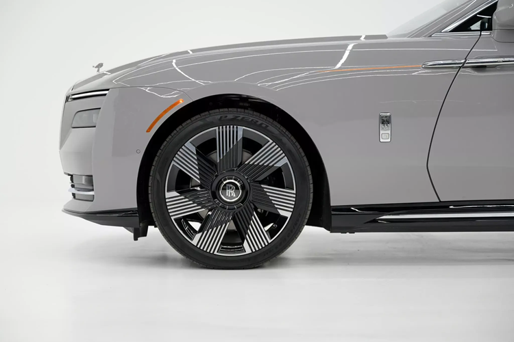 Tuy nhiên, việc bán chiếc xe sẽ tạo ra lợi nhuận không hề nhỏ từ thương vụ này. Chiếc xe siêu sang thuần điện Rolls-Royce Spectre được rao bán sở hữu màu sơn ngoại thất xám Tempest cùng với đường chỉ màu cam Mandarin kéo từ đầu xe đến đuôi xe đặc trưng.