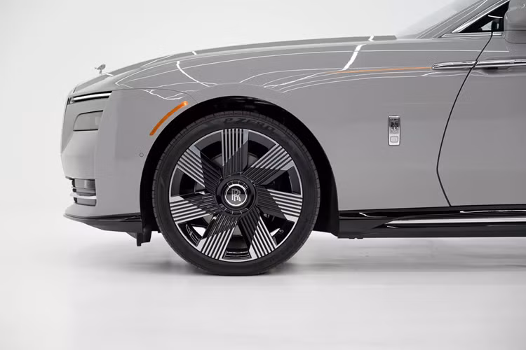 Tuy nhiên, việc bán chiếc xe sẽ tạo ra lợi nhuận không hề nhỏ từ thương vụ này. Chiếc xe siêu sang thuần điện Rolls-Royce Spectre được rao bán sở hữu màu sơn ngoại thất xám Tempest cùng với đường chỉ màu cam Mandarin kéo từ đầu xe đến đuôi xe đặc trưng.