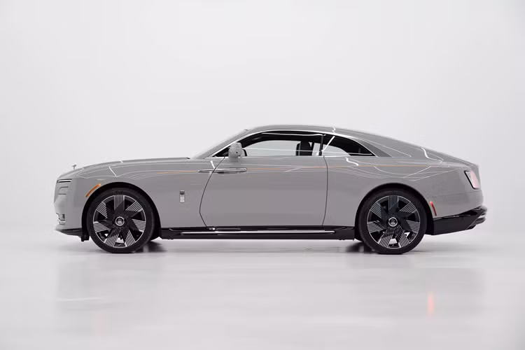 Hiện tại chiếc Spectre được rao bán chỉ di chuyển 99 mph (tương đương 160 km) và lịch sử bảo dưỡng không có. Lý do khiến vị chủ nhân chiếc Spectre rao bán không được tiết lộ, nhưng điều chắc chắn người này sẽ không được mua Rolls-Royce mới.