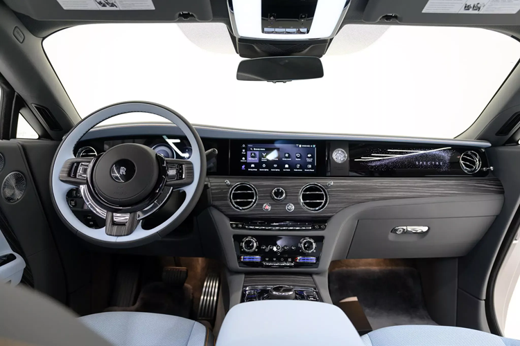 Xe sở hữu bộ mâm 7 chấu kích thước 23 inch cùng bộ lốp Pirelli P Zero. Nội thất mang phong cách đặc biệt, được bọc da Scivaro Grey kết hợp Charles Blue vô cùng đắt đỏ, cùng đường khâu nổi Mandarin sang trọng và lịch lãm.