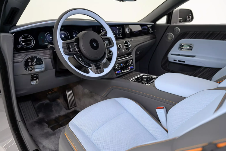 Bên cạnh đó còn có lớp gỗ ốp cửa, thậm chí còn có lớp da Shooting Star. Rolls-Royce Spectre trang bị khối động cơ điện sản sinh công suất 584 mã lực và mô-men xoắn 895 Nm cùng với bộ pin 120 kWh.