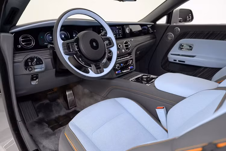 Bên cạnh đó còn có lớp gỗ ốp cửa, thậm chí còn có lớp da Shooting Star. Rolls-Royce Spectre trang bị khối động cơ điện sản sinh công suất 584 mã lực và mô-men xoắn 895 Nm cùng với bộ pin 120 kWh.