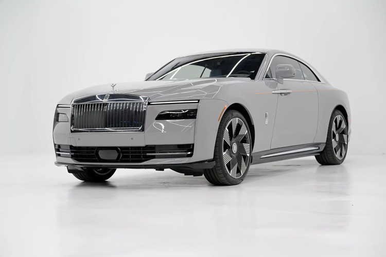 Năm ngoái, Giám đốc điều hành Rolls-Royce – Torsten Müller-Ötvös đã cảnh báo rằng, bất kỳ khách hàng nào được nhận Rolls-Royce Spectre chạy điện và tìm cách bán chiếc xe này sẽ lập tức đưa vào danh sách đen của Rolls-Royce.