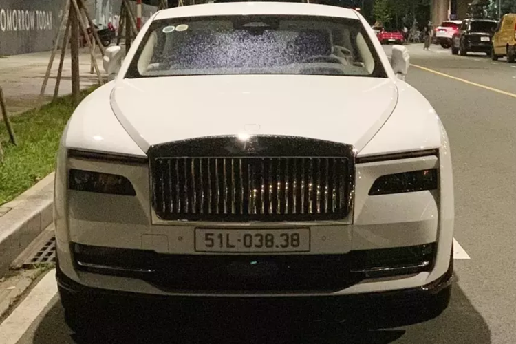 Càng đặc biệt hơn là để 2 xe Rolls-Royce này có biển số giống nhau, được biết đại gia Minh Nhựa đã không ngại ngần chi 270 triệu đồng để đấu giá biển số cho xe Rolls-Royce Spectre.
