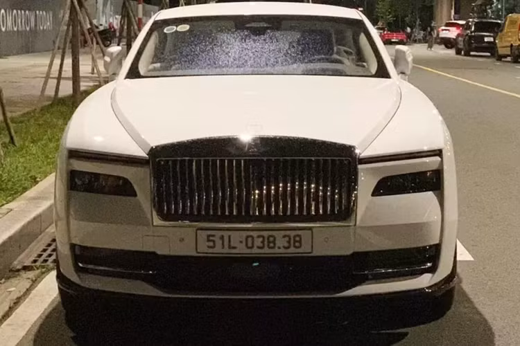 Càng đặc biệt hơn là để 2 xe Rolls-Royce này có biển số giống nhau, được biết đại gia Minh Nhựa đã không ngại ngần chi 270 triệu đồng để đấu giá biển số cho xe Rolls-Royce Spectre.