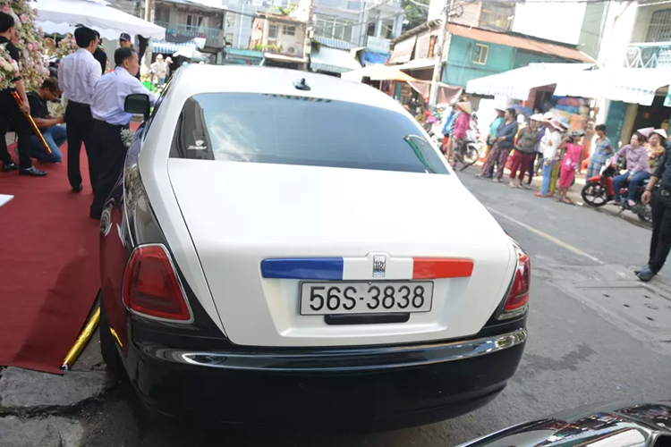 Rolls-Royce Ghost thế hệ đầu tiên được trang bị động cơ V12, dung tích 6.6 lít, tăng áp kép, sản sinh công suất tối đa 562 mã lực và mô-men xoắn cực đại 780 Nm. Động cơ kết hợp cùng hộp số tự động ZF 8 cấp, nhờ đó, chiếc xe siêu sang này mất khoảng thời gian 5 giây để tăng tốc lên 100 km/h từ vị trí xuất phát trước khi đạt vận tốc tối đa 250 km/h.