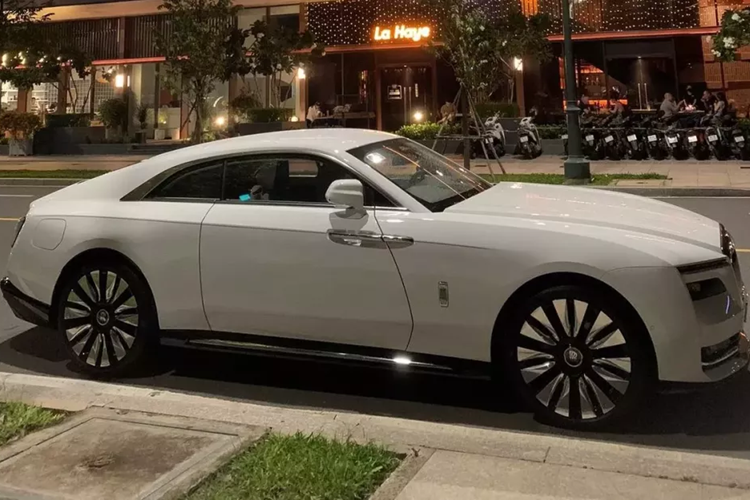 Dòng xe siêu sang Rolls-Royce Spectre có giá bán tại Việt Nam từ 18 tỷ đồng, nhưng chiếc xe này có trang bị tùy chọn thêm, từ màu sơn, mâm đến ngoại thất, nên giá bán có thể trên 25 tỷ đồng, chưa bao gồm các chi phí để xe lăn bánh. 