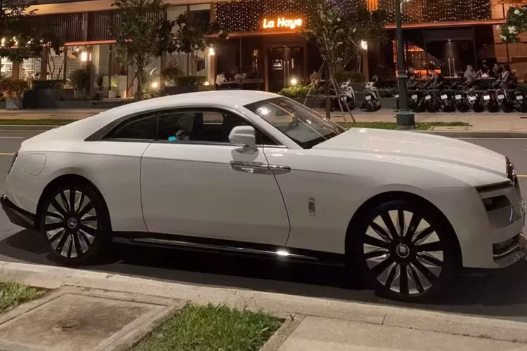 Dòng xe siêu sang Rolls-Royce Spectre có giá bán tại Việt Nam từ 18 tỷ đồng, nhưng chiếc xe này có trang bị tùy chọn thêm, từ màu sơn, mâm đến ngoại thất, nên giá bán có thể trên 25 tỷ đồng, chưa bao gồm các chi phí để xe lăn bánh. 