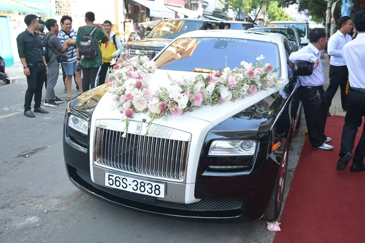 Biển cặp 38 trên 2 chiếc xe siêu sang Rolls-Royce của Minh Nhựa mang hàm ý là tam phát, biển này giúp chủ nhân luôn gặp phát tài và may mắn trong việc kinh doanh.