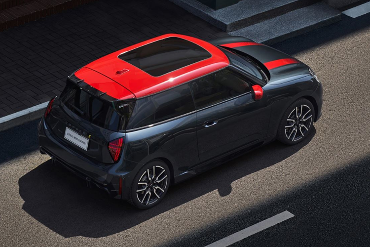 Các phiên bản này sẽ có phạm vi di chuyển lên đến 452 km sau mỗi lần sạc và có khả năng tăng tốc từ 0-100 km/h chỉ trong 6,7 giây. Ngoài ra, các bản này còn hỗ trợ sạc nhanh DC, cho phép sạc từ 10% đến 80% chỉ mất 30 phút.