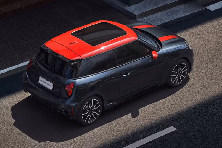 Các phiên bản này sẽ có phạm vi di chuyển lên đến 452 km sau mỗi lần sạc và có khả năng tăng tốc từ 0-100 km/h chỉ trong 6,7 giây. Ngoài ra, các bản này còn hỗ trợ sạc nhanh DC, cho phép sạc từ 10% đến 80% chỉ mất 30 phút.