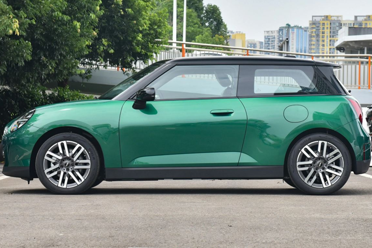 Mini Cooper EV có hai cấu hình động cơ điện. Cụ thể, hai phiên bản Mini Cooper E sẽ được trang bị động cơ điện cho công suất 181 mã lực và mô-men xoắn 290 Nm, đi kèm bộ pin lithium có dung lượng 40,7 kWh. Nhờ đó, xe có thể tăng tốc từ 0-100 km/h trong 7,3 giây và có phạm vi hoạt động sau mỗi lần sạc là 456 km (theo chuẩn CLTC).