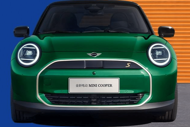 Ở các phiên bản cao cấp hơn gồm: Mini Cooper SE Artist, SE Racer và SE 1/65 Limited Edition, xe được trang bị động cơ có công suất 215 mã lực và mô-men xoắn 330 Nm, kết hợp với bộ pin lithium dung lượng lớn hơn là 54,2 kWh.