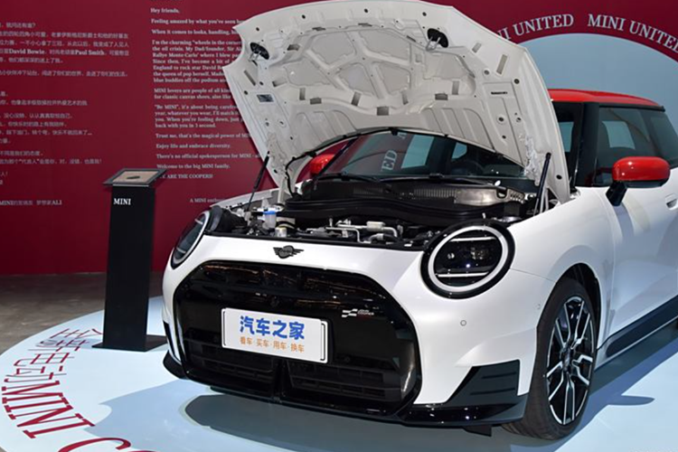 Khách hàng mua các phiên bản Artist, Edition và Racer cao cấp hơn sẽ có ghế chỉnh điện, đèn pha thích ứng, camera trong xe, ghế trước có sưởi và chức năng massage cho ghế lái, gương chiếu hậu ngoài có sưởi và có thể gập điện, cùng chức năng mở cửa không cần chìa khóa.