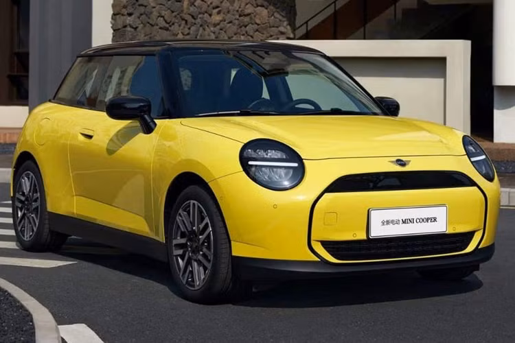 Về nội thất, Mini Cooper EV sở hữu khoang cabin được thiết kế tối giản nhưng vẫn rất hiện đại với màn hình trung tâm hình tròn đường kính 240 mm chạy hệ điều hành Mini 9, tích hợp nhiều tính năng tiên tiến như trợ lý giọng nói cá nhân, dẫn đường và trò chơi.