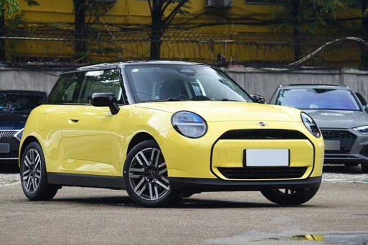 Theo đó, Mini Cooper EV 2024 chạy điện có 5 phiên bản bao gồm: Cooper E Big Player, Cooper E Classic, Cooper SE Artist, Cooper SE Racer và Cooper SE 1/65 Limited Edition. Xe có mức giá dao động từ 189.800 - 266.800 nhân dân tệ (tương đương 664 - 934 triệu đồng).
