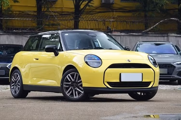 Theo đó, Mini Cooper EV 2024 chạy điện có 5 phiên bản bao gồm: Cooper E Big Player, Cooper E Classic, Cooper SE Artist, Cooper SE Racer và Cooper SE 1/65 Limited Edition. Xe có mức giá dao động từ 189.800 - 266.800 nhân dân tệ (tương đương 664 - 934 triệu đồng).